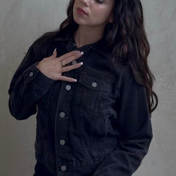 Black button up denim jacket key - Picture 3 of 5